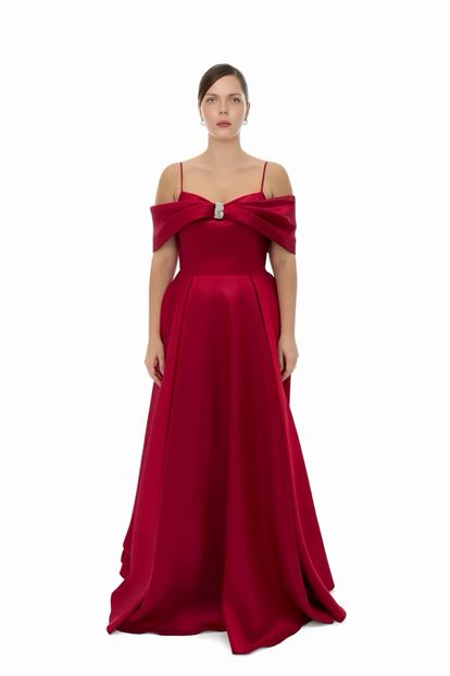 فستان سهرة من الساتان بمقاسات كبيرة مزين ببروش أحمر